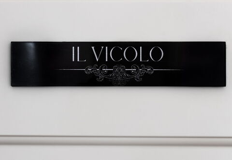 Donna Rosa Holiday Home: Rektangel, Font, Fashion Tilbehør, Metal, Skiltning, Logo, Electric Blue