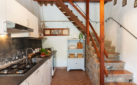 Villa Dei Tigli: Countertop, Cabinetry, Ejendom, Trappe, Køkken Apparat, Komfur, Træ, Køkken, Gulvbelægning, Etage
