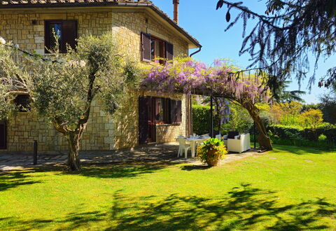 La Piccola Rocca: Plante, Bygning, Himmel, Vindue, Blomst, Træ, Sommerhus, Naturlige Landskab, Vegetationen, Hus