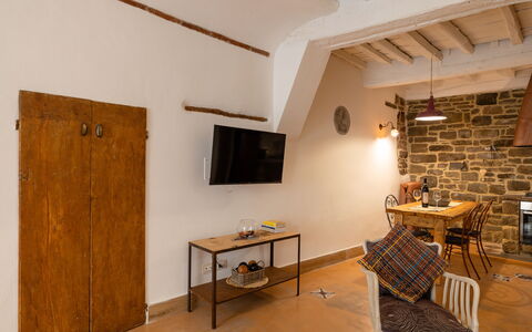 La Piccina: Bord, Møbel, Bygning, Træ, Indretning, Gulvbelægning, Etage, Hårdttræ, Loft, Skrivebord