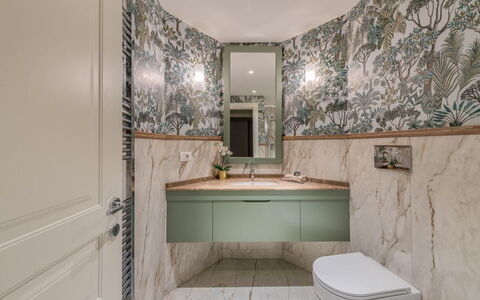 Duomo Penthouse Luxury Apartment In Florence By Pa: Spejl, Sanitærarmatur, Ejendom, Bygning, Håndvask, Badeværelse, Badeværelsesvask, Tap, Indretning, Toilet