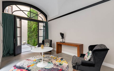 Duomo Penthouse Luxury Apartment In Florence By Pa: Bord, Ejendom, Bygning, Vindue, Plante, Komfort, Belysning, Arkitektur, Indretning, Hus