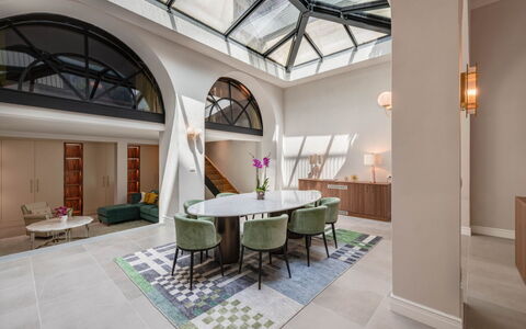 Duomo Penthouse Luxury Apartment In Florence By Pa: Møbel, Ejendom, Bord, Stol, Arkitektur, Indretning, Etage, Gulvbelægning, Træ, Ejendom