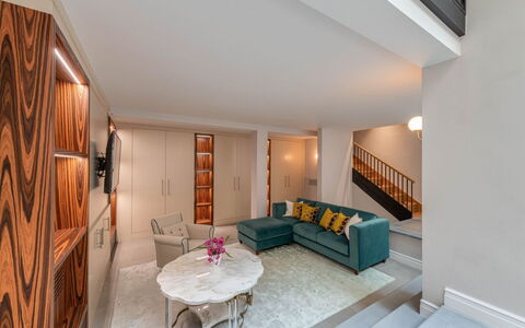 Duomo Penthouse Luxury Apartment In Florence By Pa: Bord, Bygning, Ejendom, Møbel, Couch, Komfort, Billedramme, Plante, Indretning, Belysning