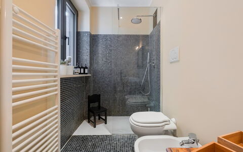 A Casa Di Camillo, Nepi, a C, Wifi: Bygning, Sanitærarmatur, Indretning, Badeværelse, Etage, Gulvbelægning, Træ, Toiletbræt, Ejendom