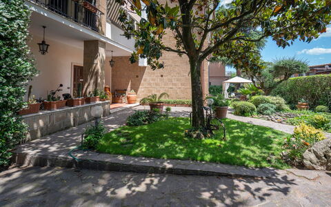 A Casa Di Camillo, Nepi, a C, Wifi: Plante, Ejendom, Bygning, Vejbelægning, Træ, Land Lot, Urban Design, Hus, Kvarter, Boligområde