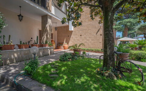 A Casa Di Camillo, Nepi, a C, Wifi: Plante, Ejendom, Cykel, Bygning, Træ, Arkitektur, Kvarter, Urban Design, Græs, Vejbelægning