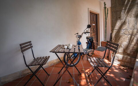 A Casa Di Camillo, Nepi, a C, Wifi: Møbel, Bord, Bygning, Stol, Træ, Gulvbelægning, Etage, Hårdttræ, Gardin, Hus