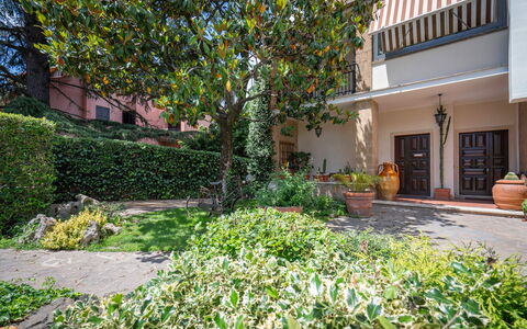 A Casa Di Camillo, Nepi, a C, Wifi: Plante, Bygning, Arkitektur, Træ, Vejbelægning, Græs, Vedplante, Urban Design, Boligområde, Ejendom