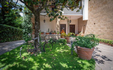 A Casa Di Camillo, Nepi, a C, Wifi: Plante, Bygning, Blomsterkrukke, Træ, Vejbelægning, Græs, Kvarter, Boligområde, Landskab, Ejendom