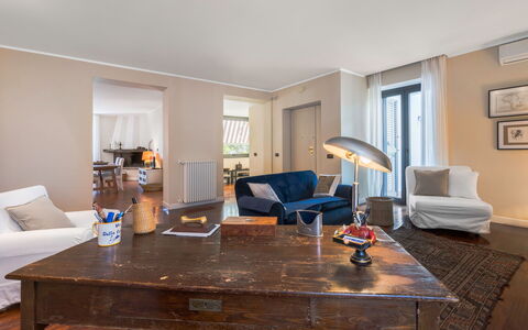 A Casa Di Camillo, Nepi, a C, Wifi: Møbel, Bord, Bygning, Couch, Billedramme, Træ, Stueplante, Indretning, Stol, Gulvbelægning