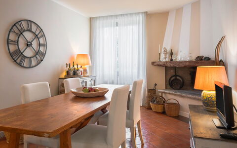 A Casa Di Camillo, Nepi, a C, Wifi: Bord, Møbel, Ejendom, Stol, Træ, Indretning, Orange, Arkitektur, Etage