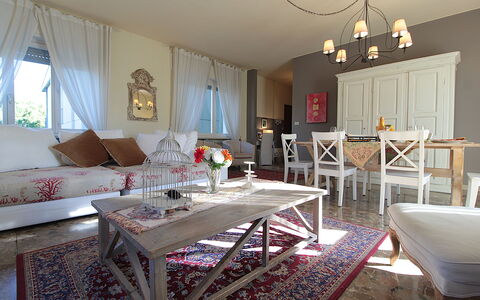 Provenzale Apartment, Garda Lake, Jacuzzi, Fitness: Bord, Ejendom, Møbel, Vindue, Dekoration, Indretning, Couch, Etage, Stue, Gulvbelægning
