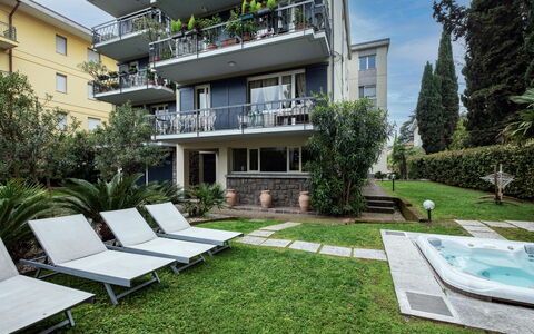Catullo 18 Apartment, Garda Lake, Jacuzzi, Fitness: Plante, Bygning, Vindue, Indretning, Arkitektur, Skygge, Urban Design, Ejerlejlighed, Boligområde, Hus
