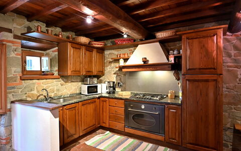 Villa Sette Ponti Levante: Countertop, Cabinetry, Ejendom, Køkken Apparat, Køkken, Komfur, Træ, Skuffe, Indretning, Husholdningsapparat