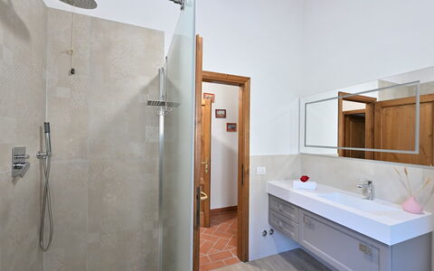 Villa Sette Ponti Levante: Ejendom, Sanitærarmatur, Bygning, Cabinetry, Spejl, Håndvask, Badeværelsesskab, Badeværelse, Tap