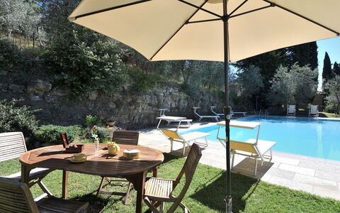 Villa Sette Ponti Levante: Vand, Plante, Møbel, Bord, Ejendom, Bygning, Stol, Paraply, Træ, Udendørs Møbler