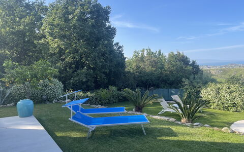 Villa Acquaro, Santa Caterina Dello Ionio, Pool, A: Blå, Svømmepøl, Busk, Have, Skygge, Udendørs Møbler, Landscaping, Lawn, Udvej