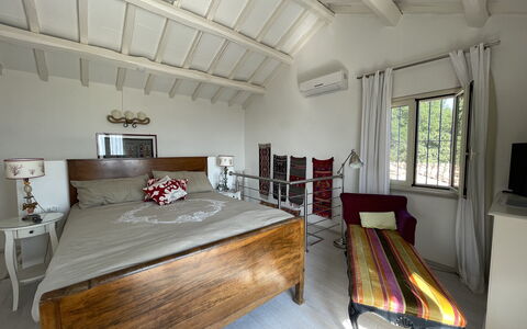 Villa Acquaro, Santa Caterina Dello Ionio, Pool, A: Møbel, Seng, Indretning, Soveværelse, Gulvbelægning, Etage, Træ, Loft, Sengetøj, Sengetøj