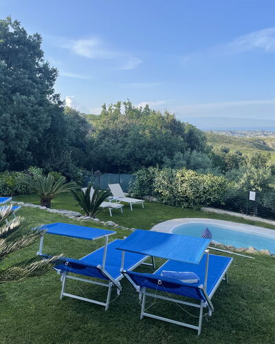 Villa Acquaro, Santa Caterina Dello Ionio, Pool, A: Blå, Svømmepøl, Busk, Have, Lawn, Landscaping, Udendørs Møbler, Backyard, Estate, Gård