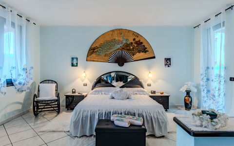 Nonna Grazia: Ejendom, Møbel, Blå, Komfort, Azure, Bed Frame, Bygning, Belysning, Dekoration, Træ