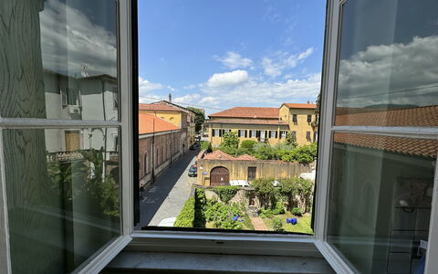 Piazza S. Romano: Sky, Himmel, Ejendom, Bygning, Indretning, Arkitektur, Skygge, Materielle Værdier, Ejendom