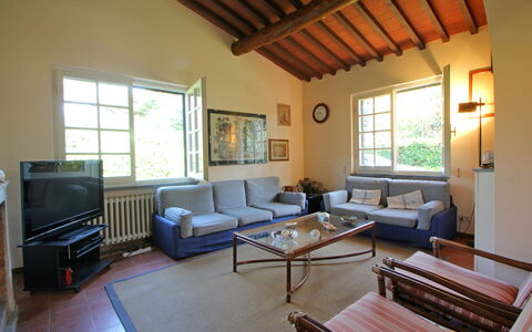 Villa Maddalena: Møbel, Couch, Ejendom, Vindue, Indretning, Træ, Arkitektur, Bord, Studio Couch, Stueplante