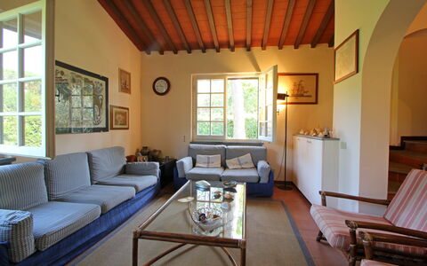 Villa Maddalena: Bord, Møbel, Couch, Ejendom, Vindue, Bygning, Træ, Indretning, Hus, Arkitektur