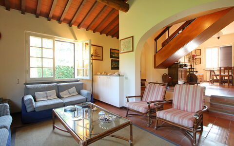 Villa Maddalena: Møbel, Ejendom, Couch, Træ, Vindue, Bord, Belysning, Indretning, Bygning, Billedramme
