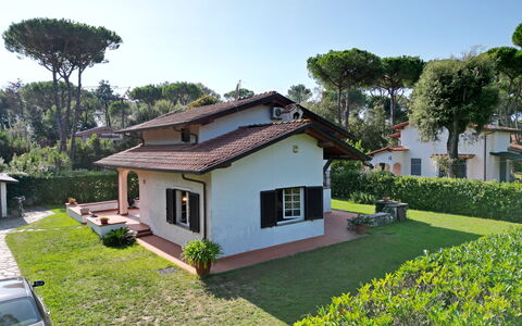 Villa Maddalena: Plante, Himmel, Bygning, Ejendom, Vindue, Træ, Hus, Land Lot, Køretøj, Græs