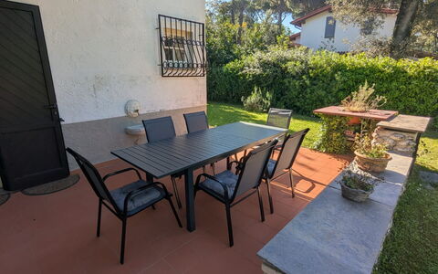 Villa Maddalena: Møbel, Udendørs Møbler, Bord, Stol, Udendørs Bord, Backyard, Have, Skygge, Køkken & Spisebord, Kaffebord