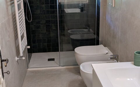 Villa Maddalena: Badeværelse, Gulvbelægning, Etage, Sanitærarmatur, Indretning, Toilet, Flise, Toiletbræt, Vvs, Spejl