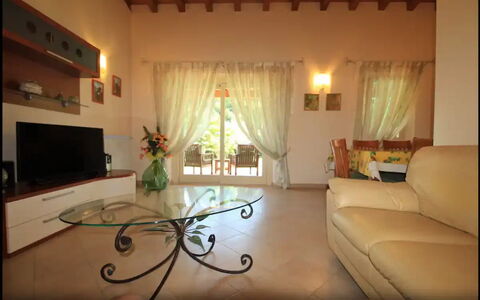 Villa Carducci: Couch, Ejendom, Billedramme, Vindue, Dekoration, Bygning, Stueplante, Gardin, Indretning, Stue