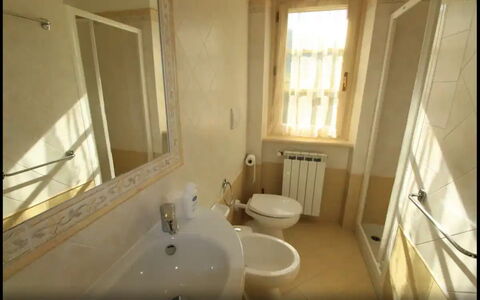Villa Carducci: Spejl, Håndvask, Sanitærarmatur, Tap, Badeværelsesvask, Vindue, Badeværelse, Træ, Indretning, Etage