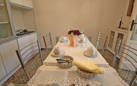 Casa Leonardo: Bordservice, Ejendom, Møbel, Bord, Tallerkner, Bygning, Indretning, Belysning, Dug, Træ