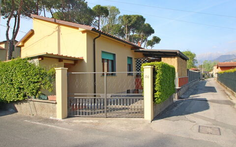 Casa Leonardo: Plante, Himmel, Bygning, Ejendom, Træ, Skygge, Hus, Vejbelægning, Land Lot, Asfalt