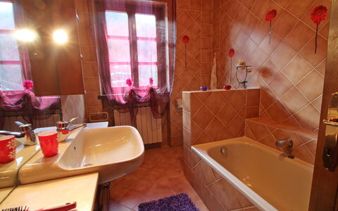 Villa La Rocca: Badekar, Tap, Sanitærarmatur, Ejendom, Håndvask, Badeværelsesvask, Bordservice, Purple, Badeværelse, Indretning