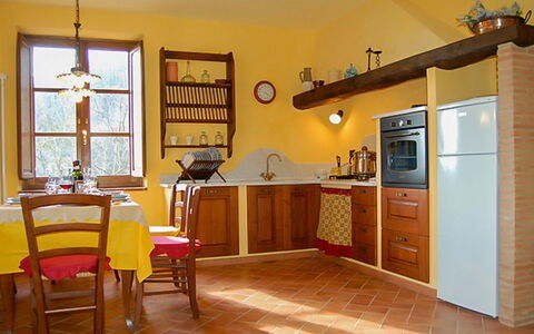 Villa Gelsomino: Møbel, Bord, Cabinetry, Vindue, Stol, Træ, Arkitektur, Countertop, Skuffe, Køkken