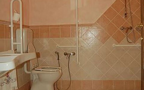 Villa Gelsomino: Sanitærarmatur, Badeværelse, Toilet, Toiletbræt, Hus, Brusehoved, Bygning, Indretning, Gulvbelægning, Etage