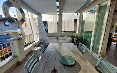 Appartamento Mare Azzurro: Indretning, Etage, Træ, Gulvbelægning, Bord, Couch, Ejendom, Bygning, Hårdttræ, Loft