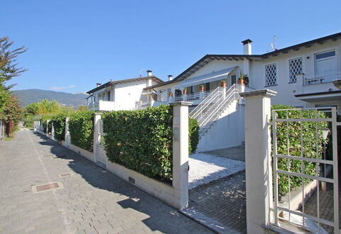 Appartamento Mare Azzurro: Himmel, Ejendom, Bygning, Plante, Vindue, Træ, Urban Design, Hældning, Vejbelægning