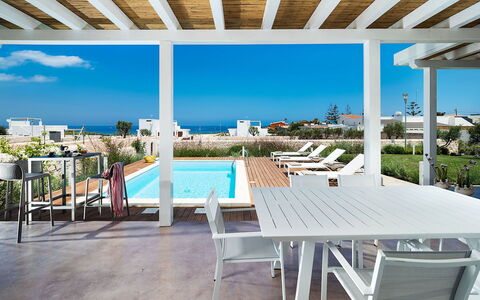Villa Pachino: Himmel, Ejendom, Møbel, Bord, Azure, Skygge, Træ, Stol, Udendørs Møbler, Indretning