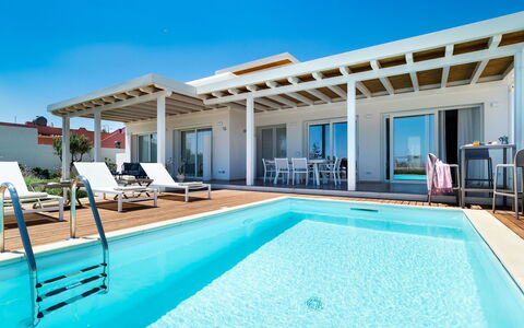 Villa Pachino: Vand, Himmel, Ejendom, Lys, Svømmepøl, Azure, Skygge, Stol, Liggestol, Udendørs Møbler