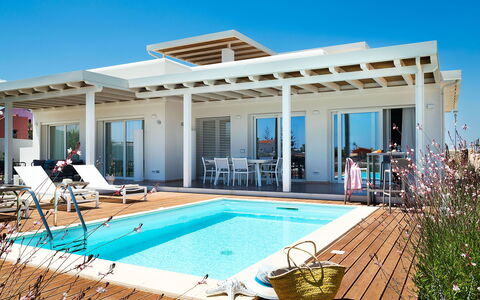 Villa Pachino: Vand, Ejendom, Himmel, Møbel, Svømmepøl, Stol, Azure, Plante, Skygge, Fritid