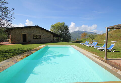 Casetta Verde: Vand, Sky, Himmel, Plante, Ejendom, Svømmepøl, Bygning, Azure, Skygge, Træ