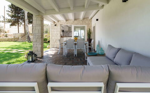 Villa Plemmirio: Plante, Couch, Ejendom, Møbel, Bord, Indretning, Skygge, Bygning, Komfort, Studio Couch