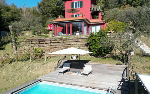 Villa Di Confine: Vand, Plante, Ejendom, Bygning, Natur, Vindue, Svømmepøl, Træ, Udendørs Møbler, Himmel