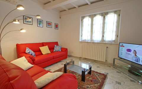 Villa Le Macchie: Couch, Møbel, Ejendom, Vindue, Bord, Billedramme, Indretning, Stue, Træ, Etage