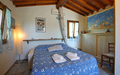 La Casetta: Ejendom, Møbel, Vindue, Azure, Billedramme, Træ, Indretning, Arkitektur, Seng, Bygning