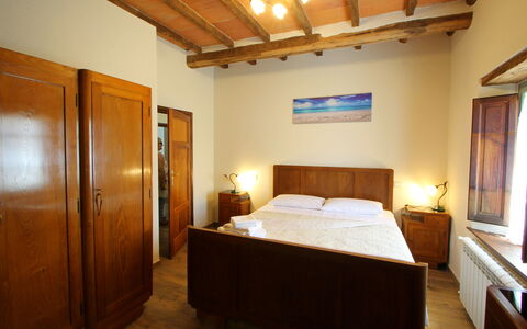 Apuane Retreat: Ejendom, Møbel, Træ, Komfort, Indretning, Bygning, Seng, Etage, Ejendom